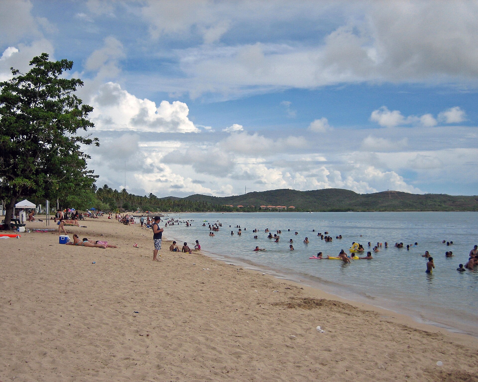 El balneario de Boquerón en Cabo Rojo, con su bahía mansa y llena de gente