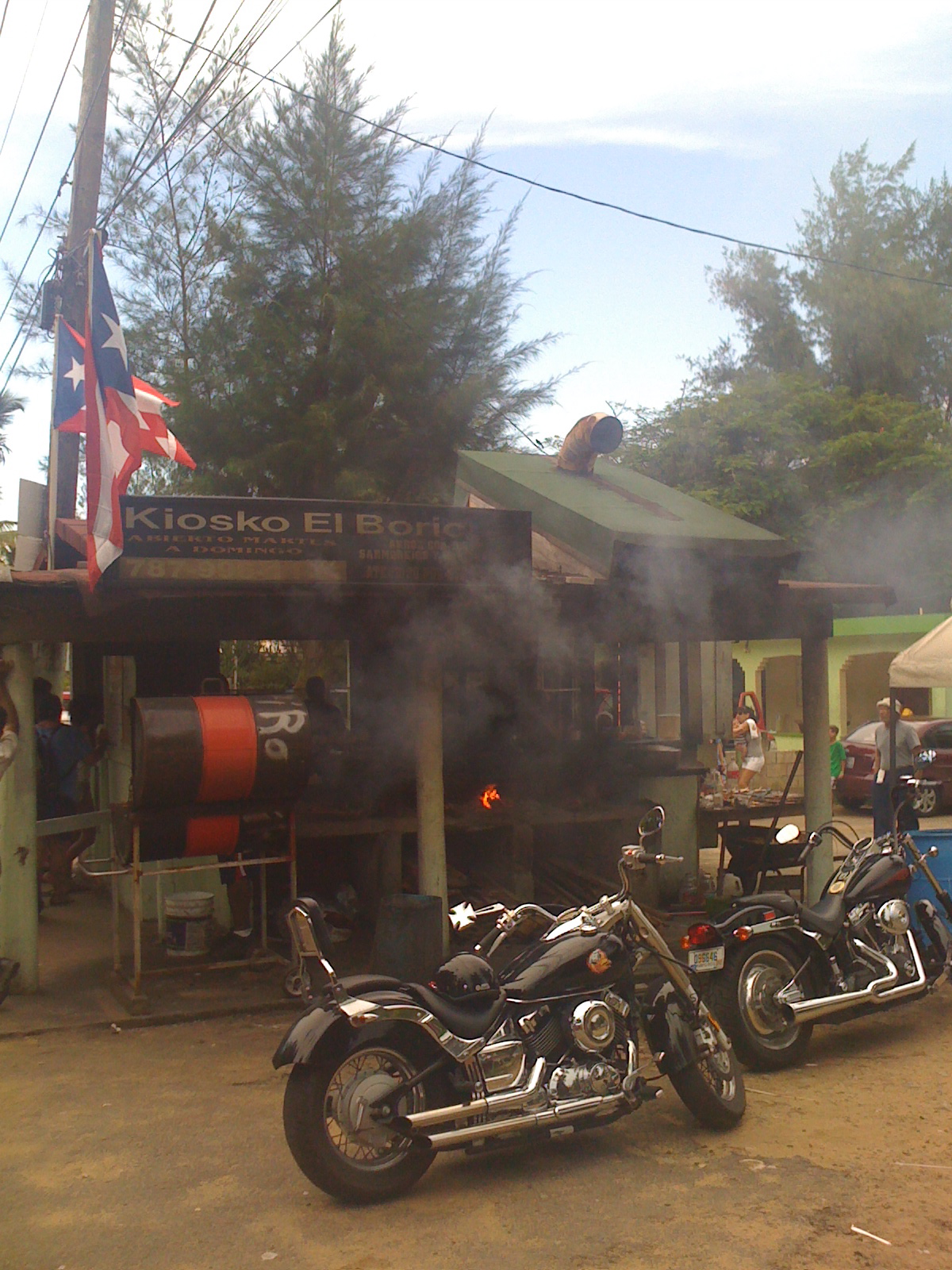 Un kiosko humeando en Piñones, Loíza